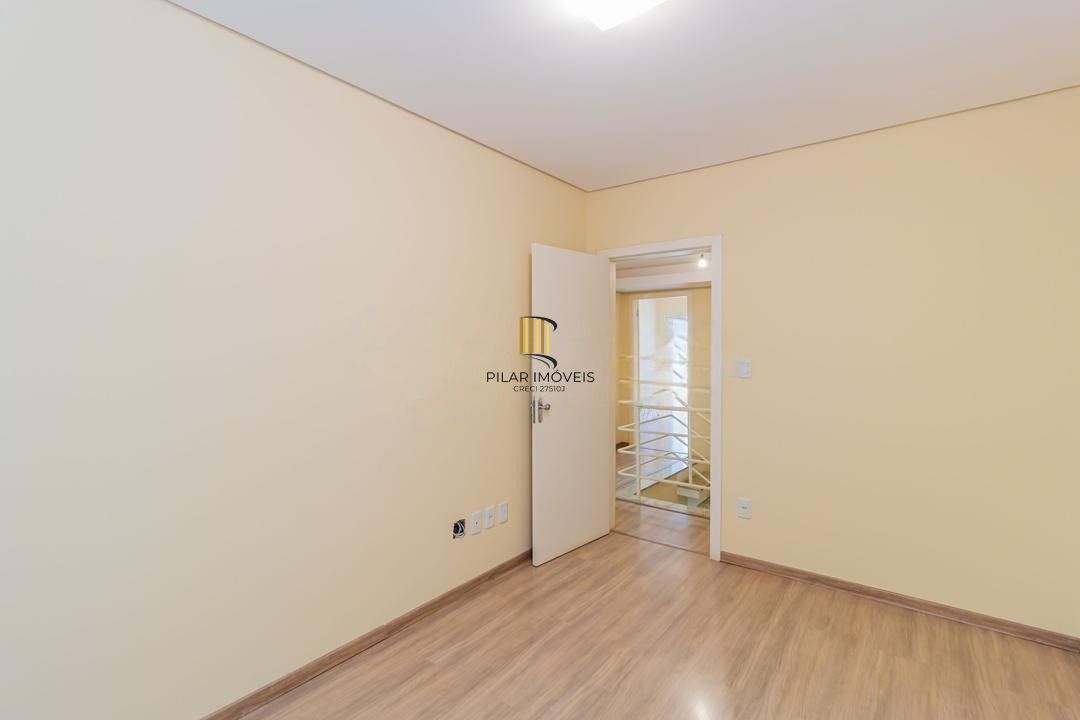 Casa com 3 dormitórios, suíte, lavabo e amplo pátio.