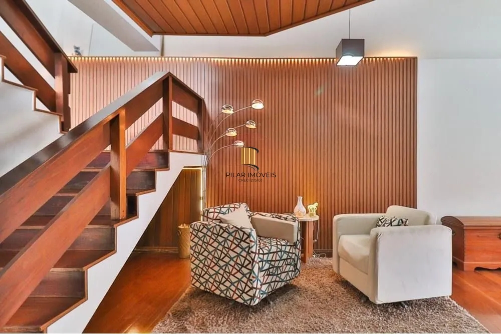 Casa térrea com 2 dormitórios, lavabo, espaço gourmet e 2 vagas.