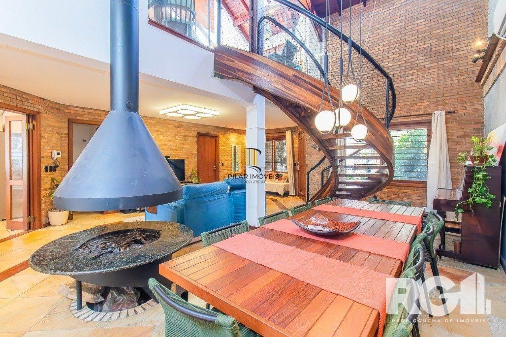 Casa espaçosa com 3 dormitórios, pátio com piscina e 4 vagas