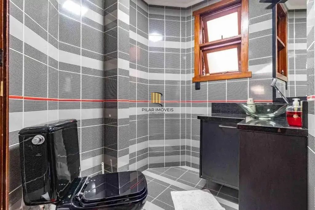 Casa com 4 dormitórios, suíte, piscina e 4 vagas.
