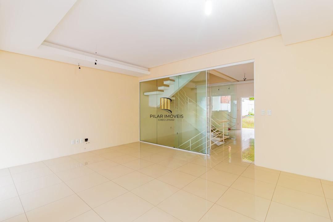 Casa com 3 dormitórios, suíte, lavabo e amplo pátio.