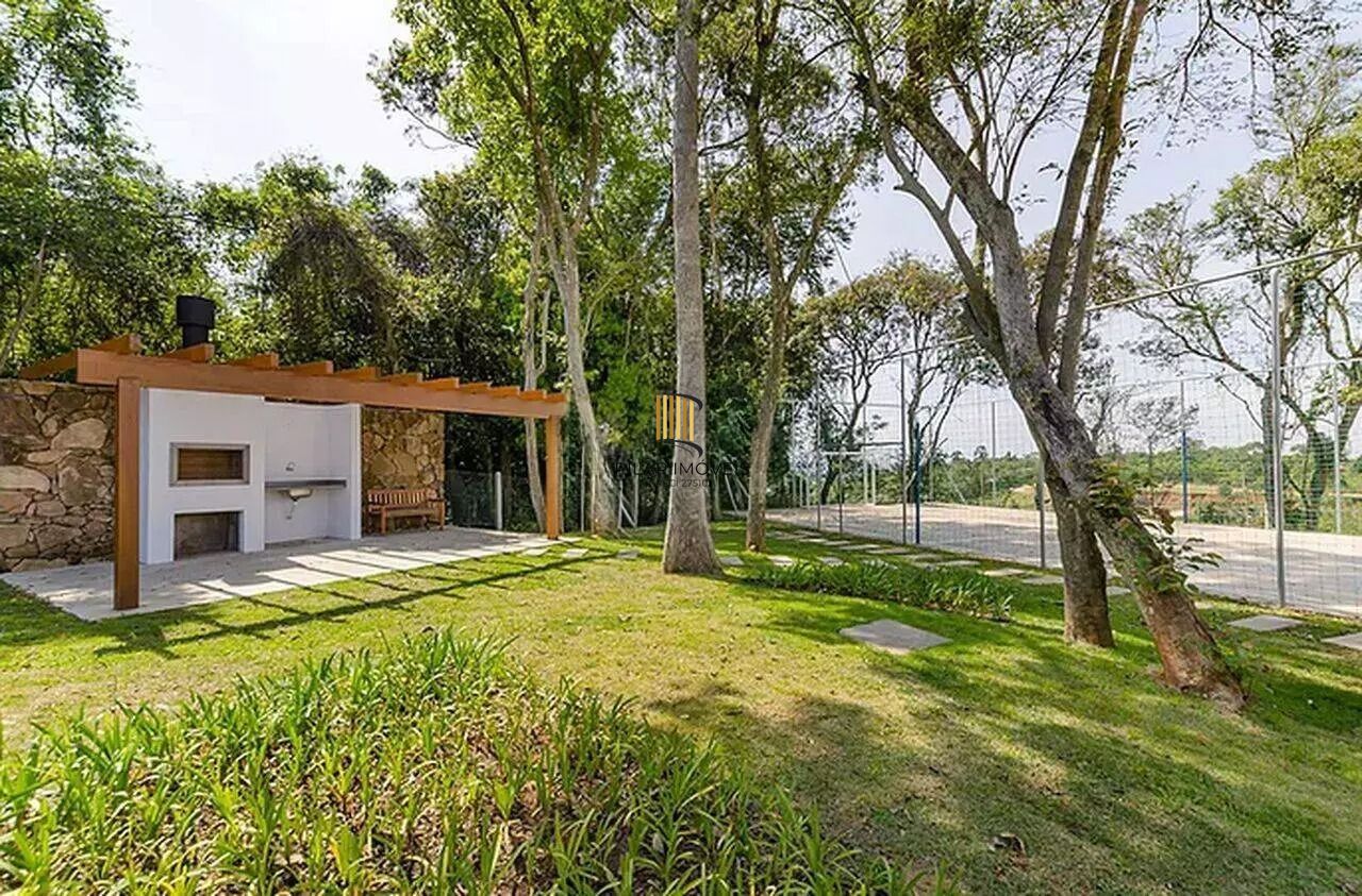 Casa em condomínio com 3 dormitórios, suíte e 2 vagas.