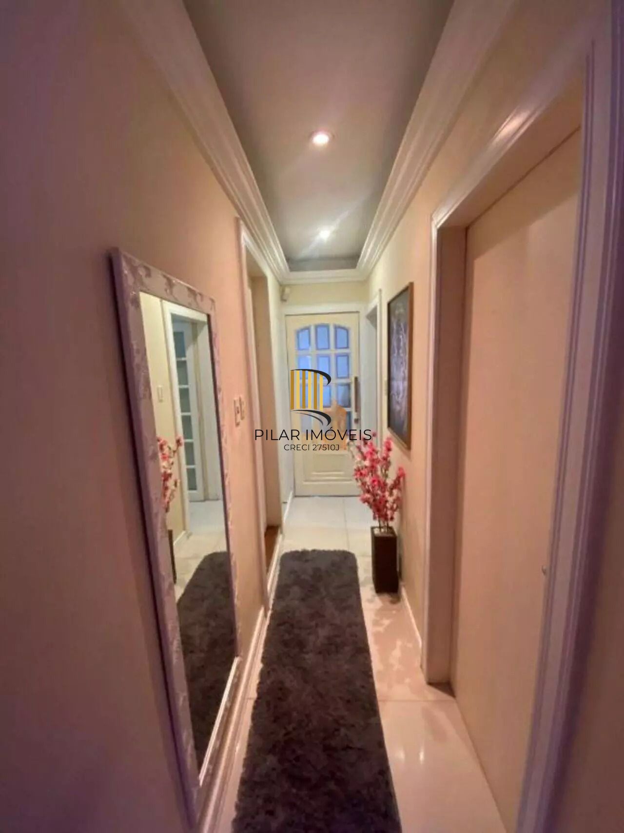 Casa com Duas Residências e Pátio Amplo no Bairro Tranquilo