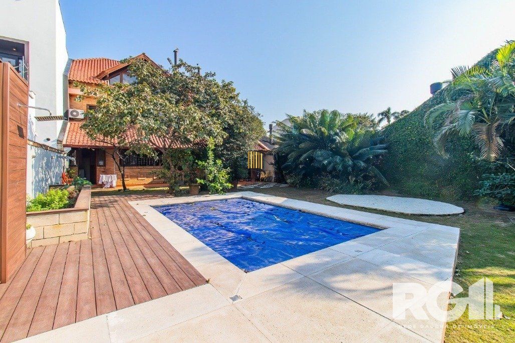 Casa espaçosa com 3 dormitórios, pátio com piscina e 4 vagas - Pilar Imóveis
