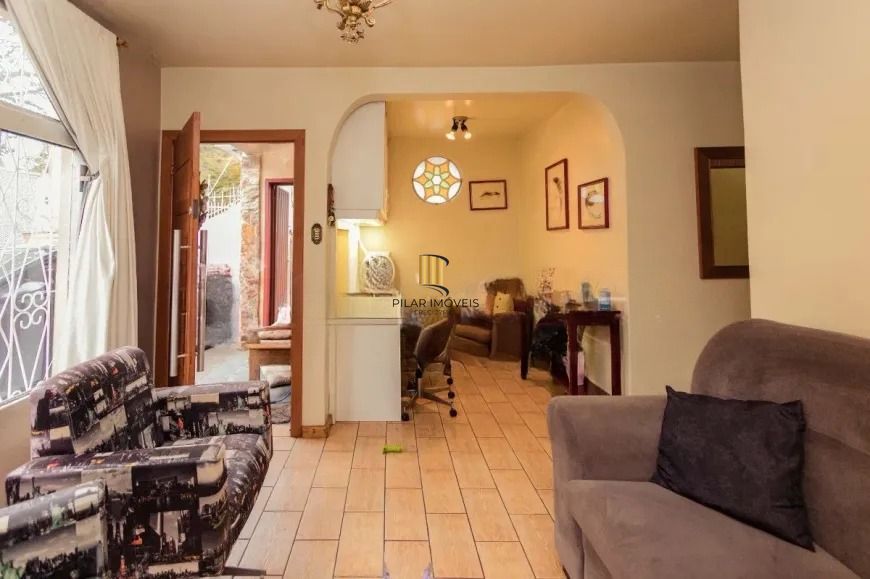 Casa térrea  com 200m² privativos, 3 quartos, Rua Sylvio Sanson - Sarandi
