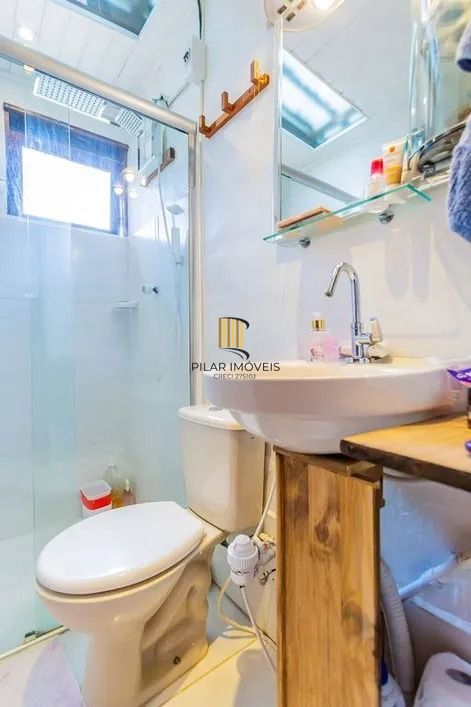 Casa térrea com 3 dormitórios, amplo pátio e 2 vagas de garagem cobertas.