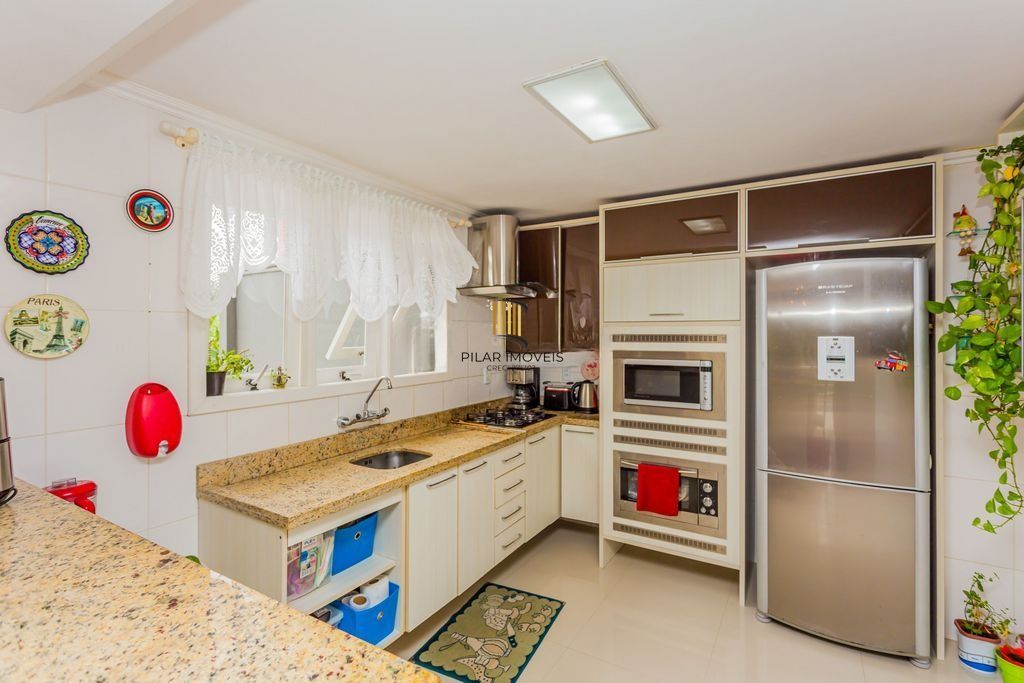 Casa em Condomínio com 3 dormitórios, suíte e 2 vagas cobertas.