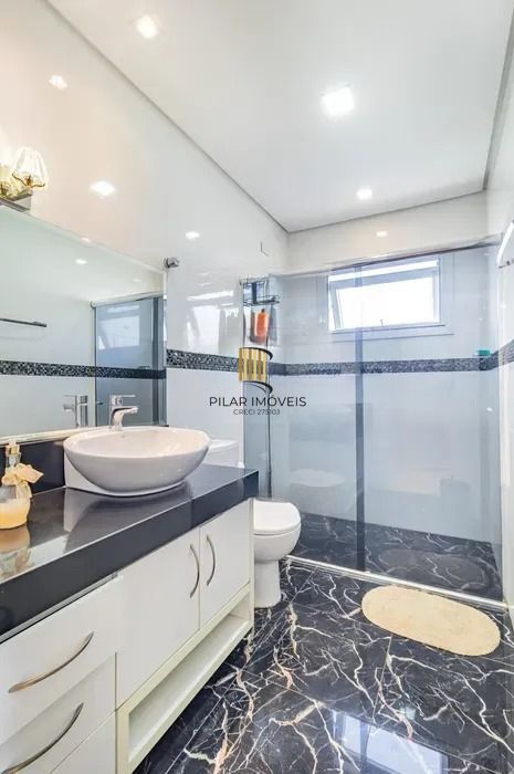 Casa térrea com 3 dormitórios, suíte e 2 vagas.