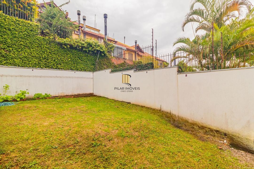 Casa com 3 dormitórios, suíte, lavabo e amplo pátio.