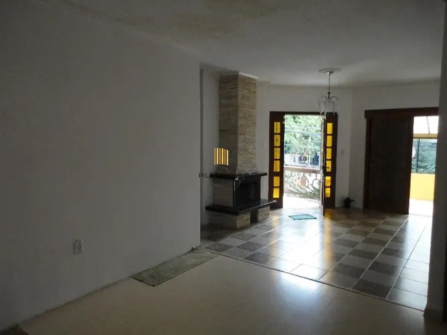 Casa com três dormitórios, suíte, piscina e 3 vagas.