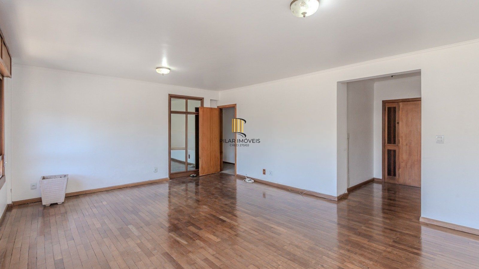 Apartamento semimobiliado de 140 m² privativos no bairro Mont'Serrat