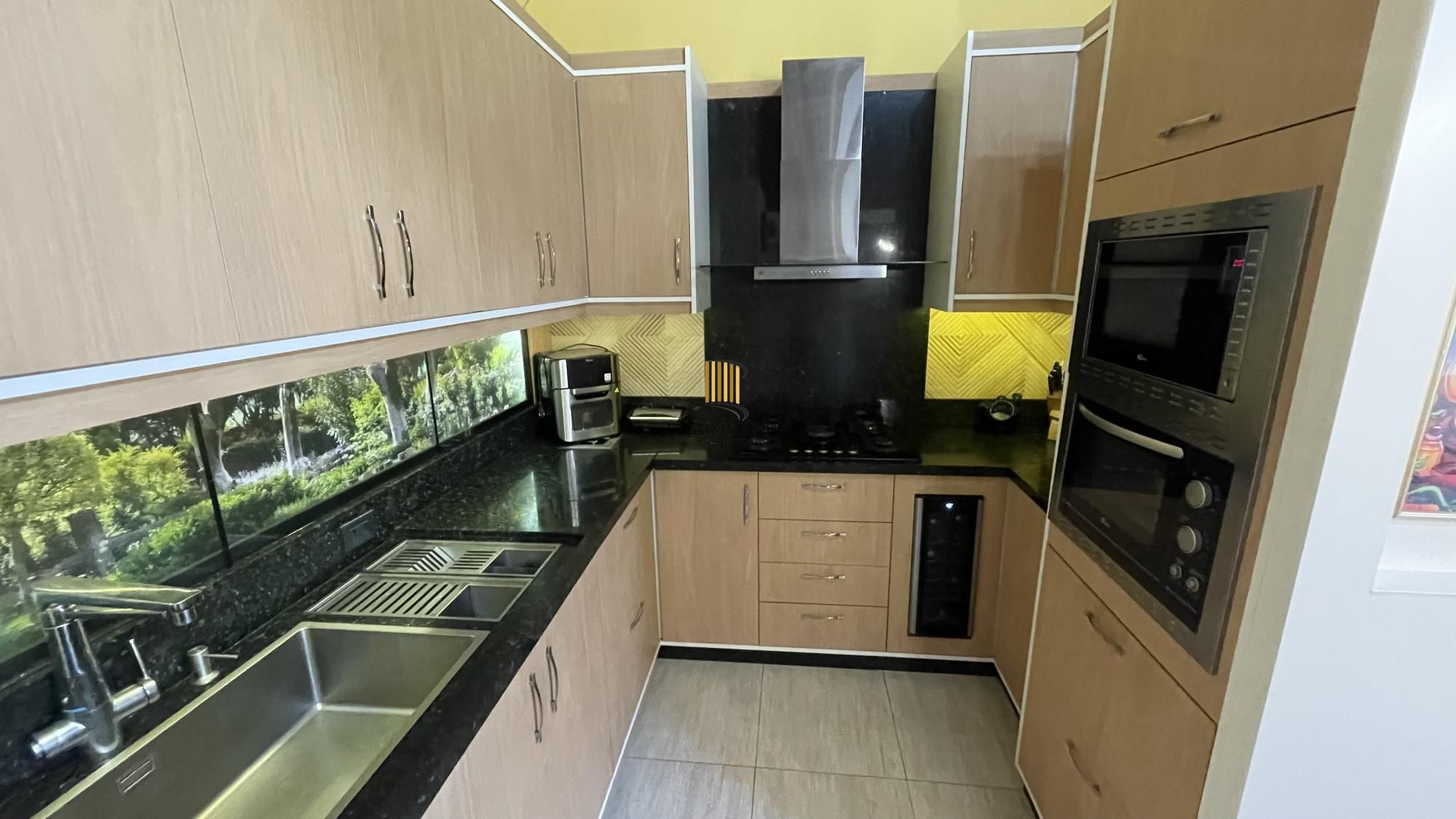 Casa térrea com 2 suítes com amplo pátio,