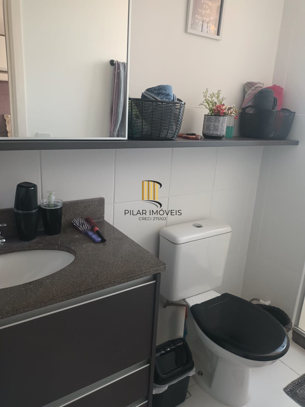 Apartamento de 3 dormitórios com living estendido, semi mobiliado, suíte e churrasqueira.