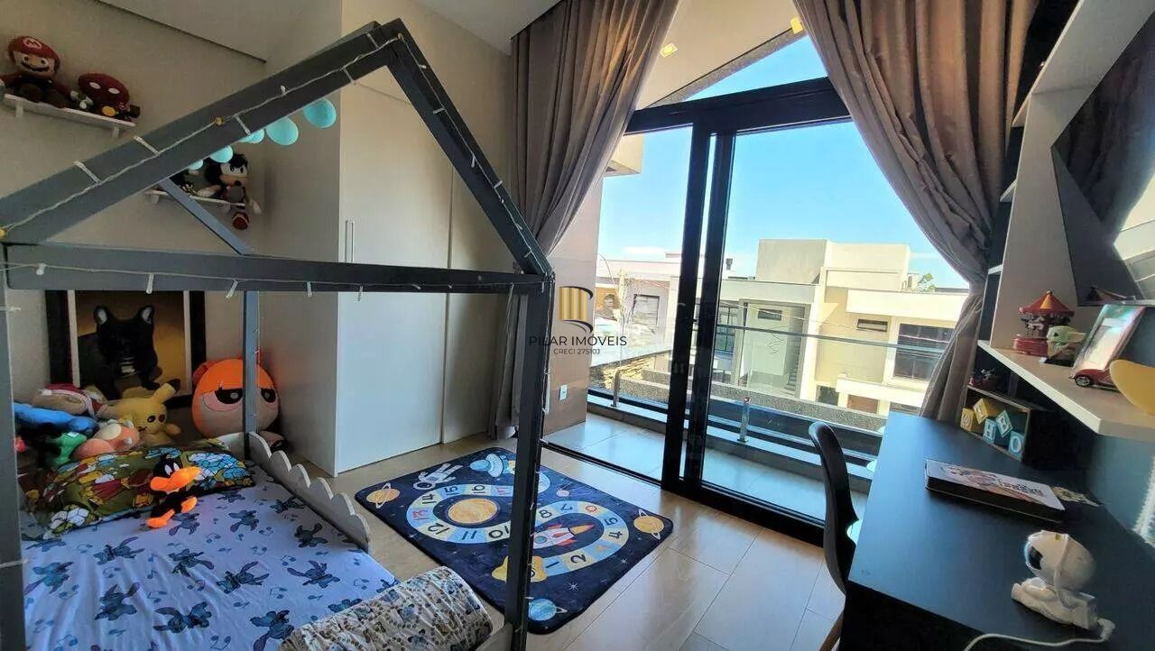 Casa em condomínio com 3 dormitórios, suíte e 2 vagas.