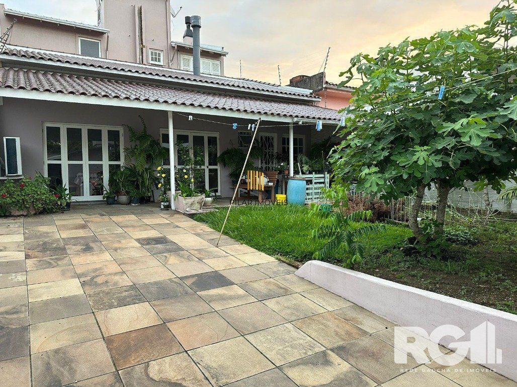 Casa reformada com pátio e espaço gourmet em frente à praça