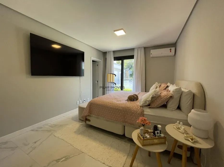 Casa em condomínio com 3 dormitórios, suíte e 2 vagas.