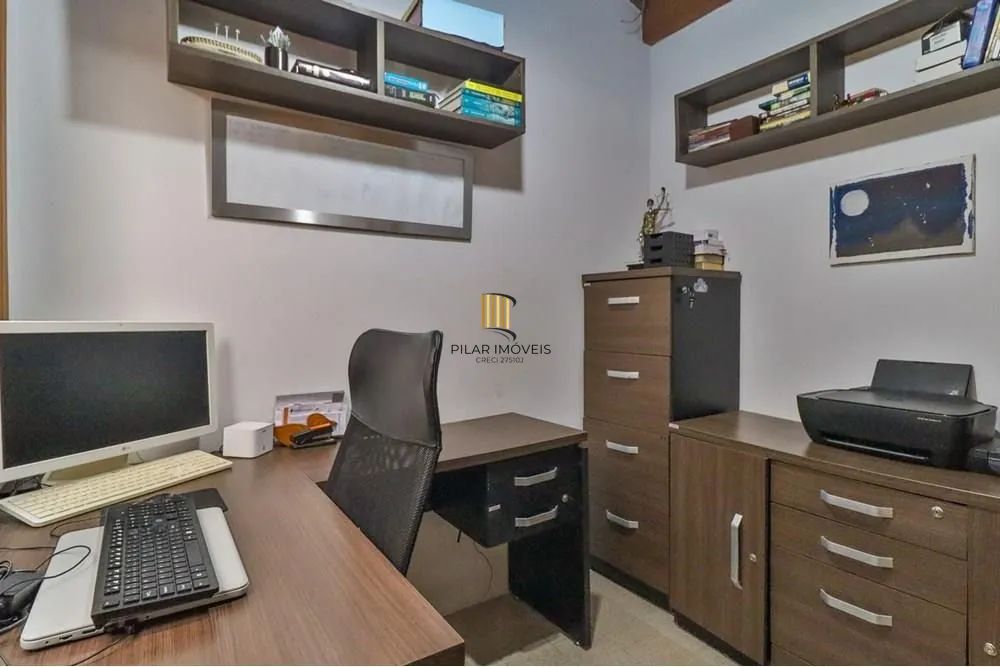 Casa térrea com 2 dormitórios, lavabo, espaço gourmet e 2 vagas.