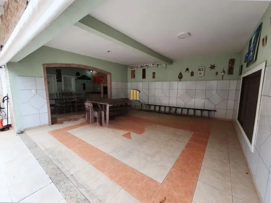 Sobrado com 3 suítes, pátio com piscina e salão de festas