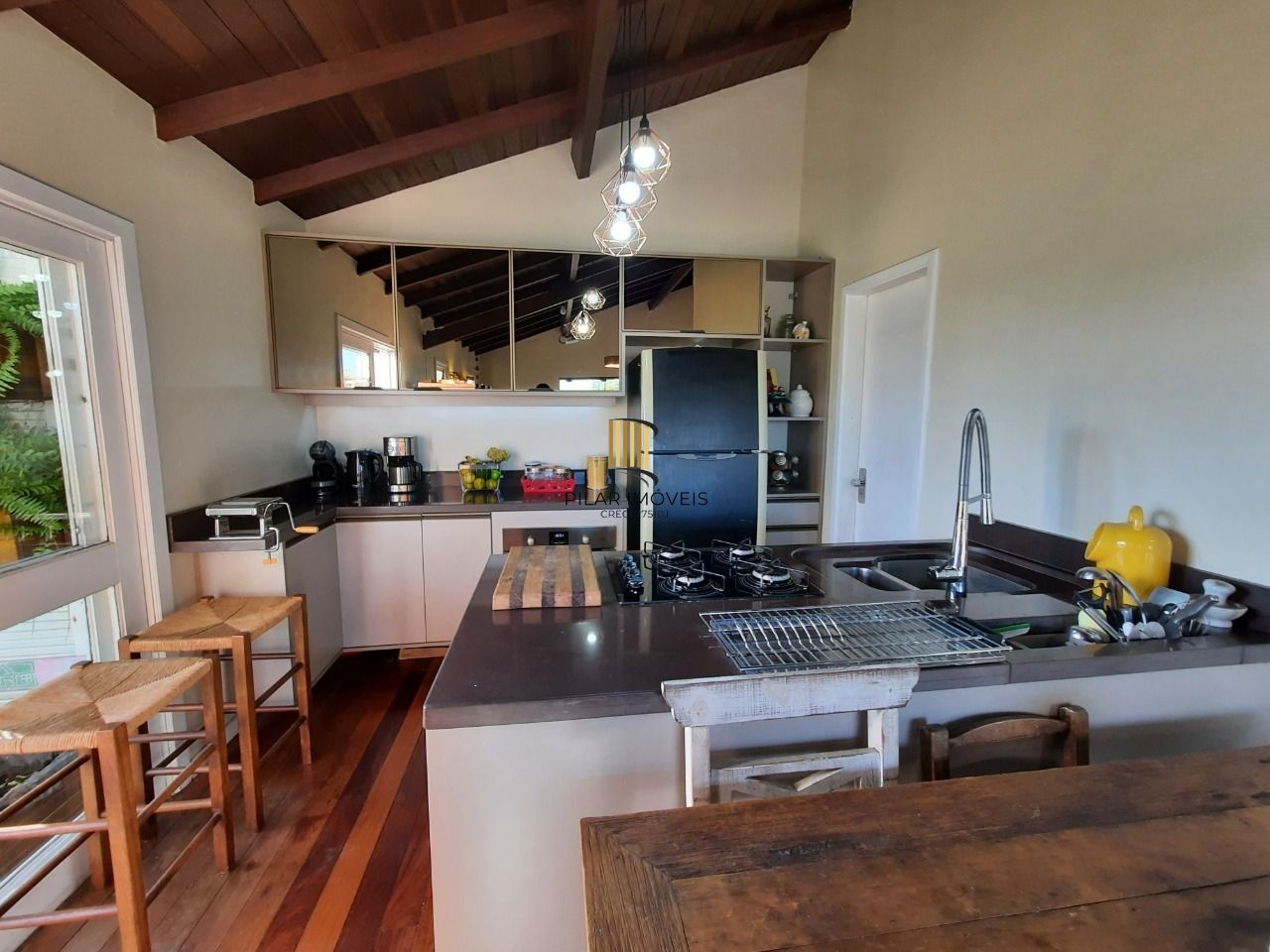 Cobertura com 3 dormitórios, suíte, piscina e churrasqueira.