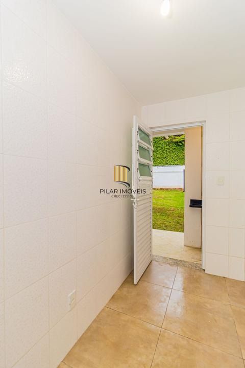 Casa com 3 dormitórios, suíte, lavabo e amplo pátio.