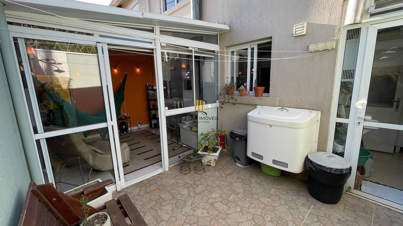 Sobrado em condomínio no Jardim Lindóia com pátio e suíte