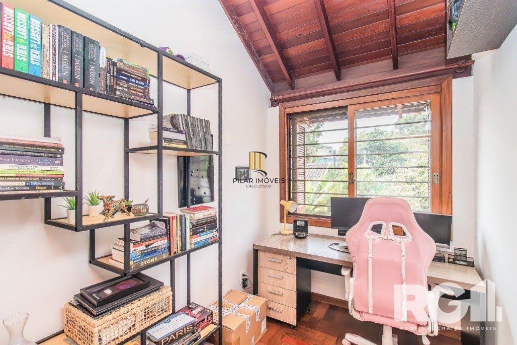 Casa espaçosa com 3 dormitórios, pátio com piscina e 4 vagas