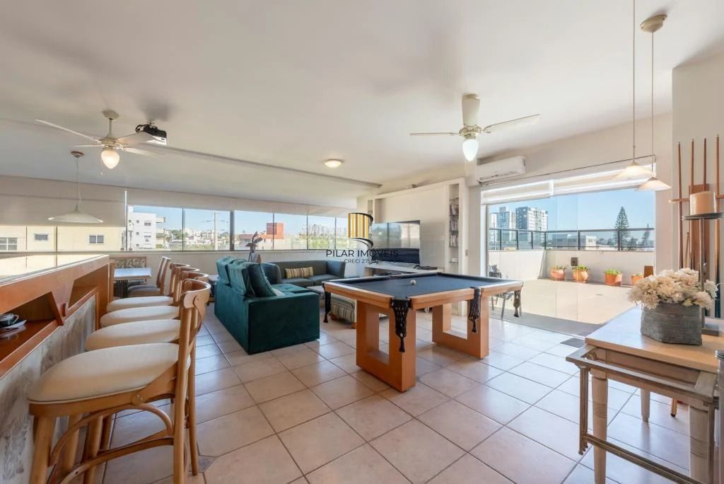 Cobertura com 3 dormitórios, suíte, piscina e churrasqueira.