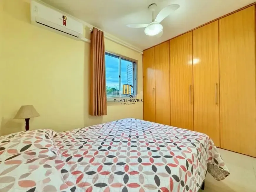 Apartamento com 3 dormitórios, sacada e churrasqueira.