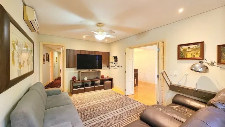 Apartamento 3 dormitórios, suíte, semimobiliado e duas vagas de garagem.