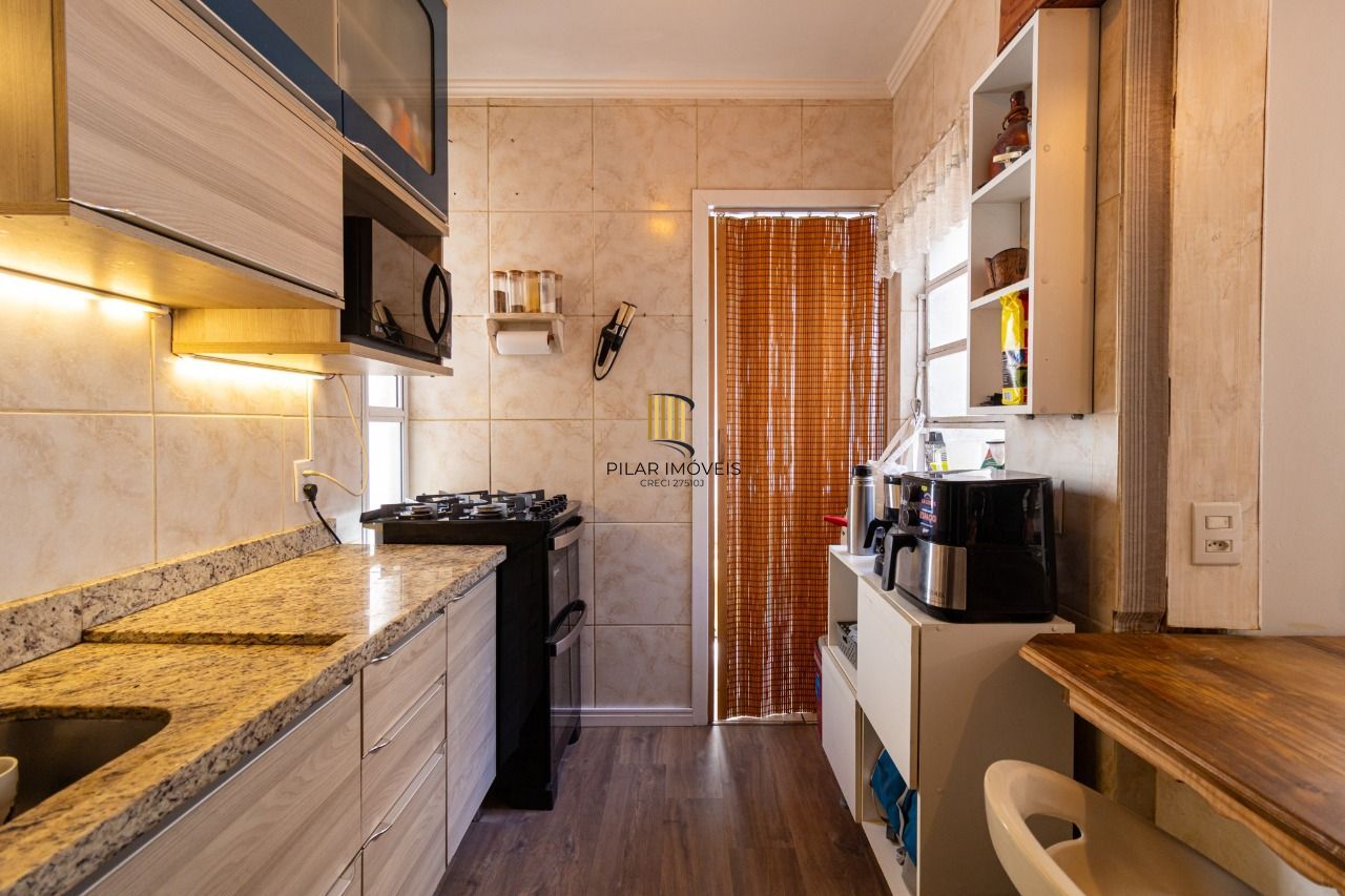 Apartamento de 2 dormitórios, transformado em 1, totalmente reformado.