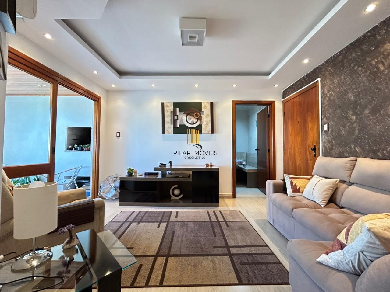 Apartamento de 2 dormitórios, suíte, sacada com churrasqueira e vaga coberta.