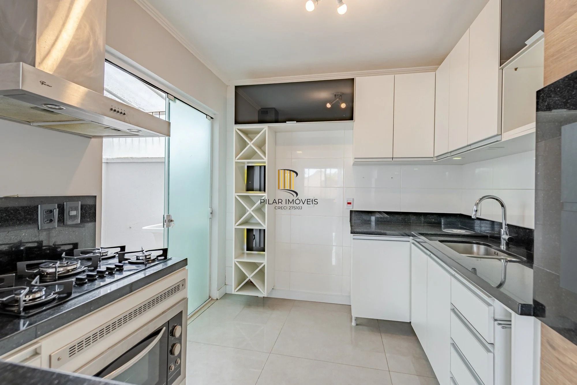 Casa em condomínio com 3 dormitórios, suíte e 3 vagas.