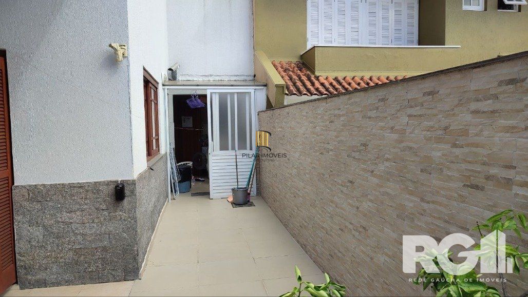 Casa com 3 dormitórios na Rua, Paulo Madureira Coelho, proximo ao novo Cesto, Morro Santana