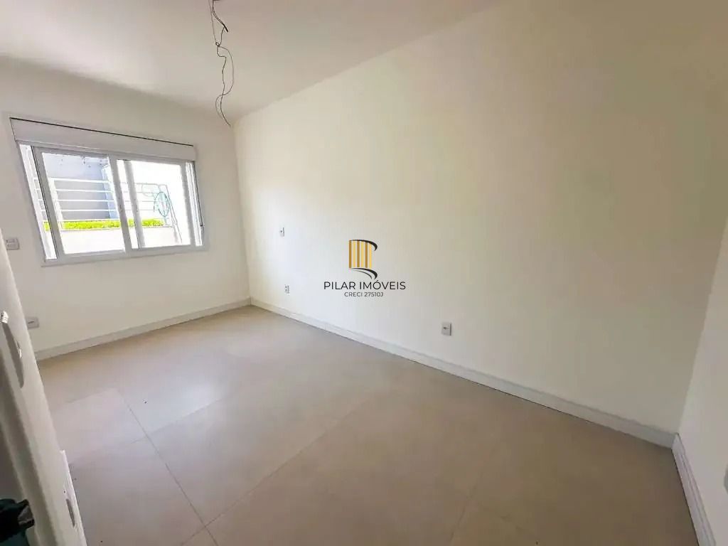 Casa com 3 dormitórios, suíte, churrasqueira, lareira e 2 vagas de garagem.