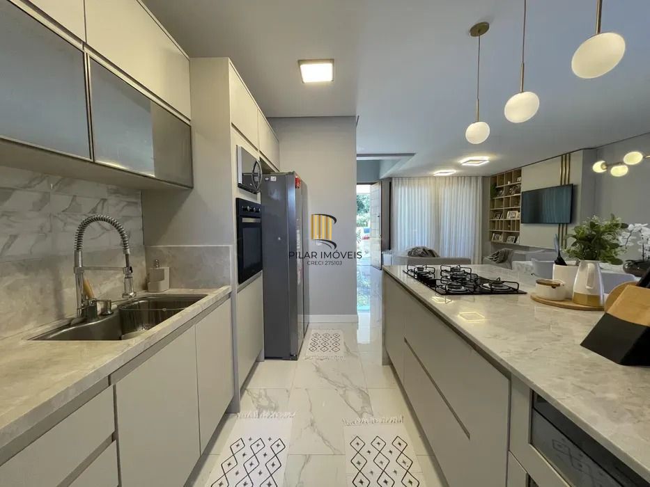 Casa em condomínio com 3 dormitórios, suíte e 2 vagas.