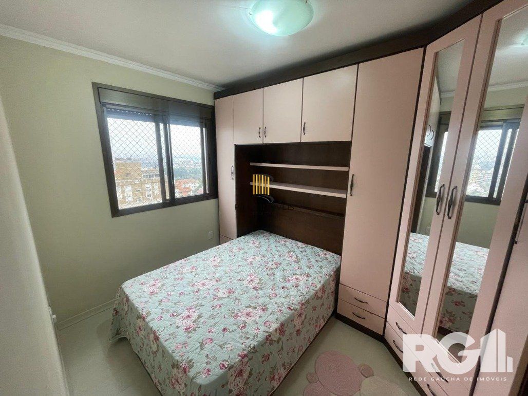 Apartamento com 3 dormitórios, 1 suíte, lavabo, 2 vagas cobertas, semimobiliado, churrasqueira e lareira.