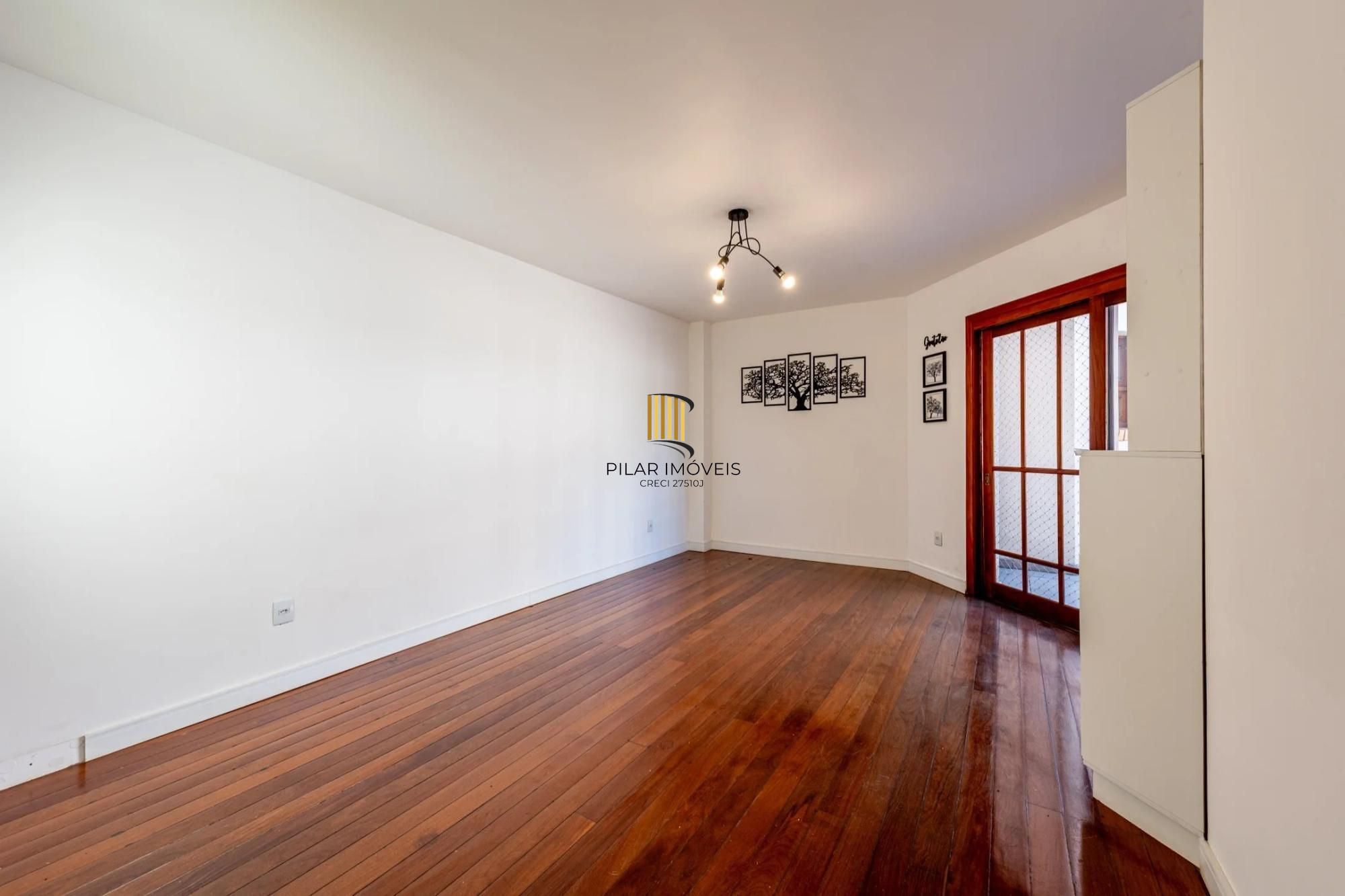 Casa em condomínio com 3 dormitórios, suíte e 2 vagas.