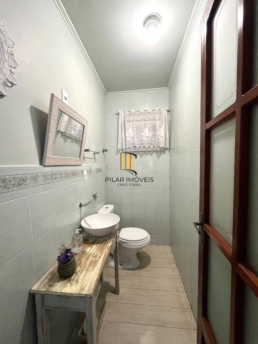 Casa com 3 dormitórios, suíte, 3 vagas de garagem.