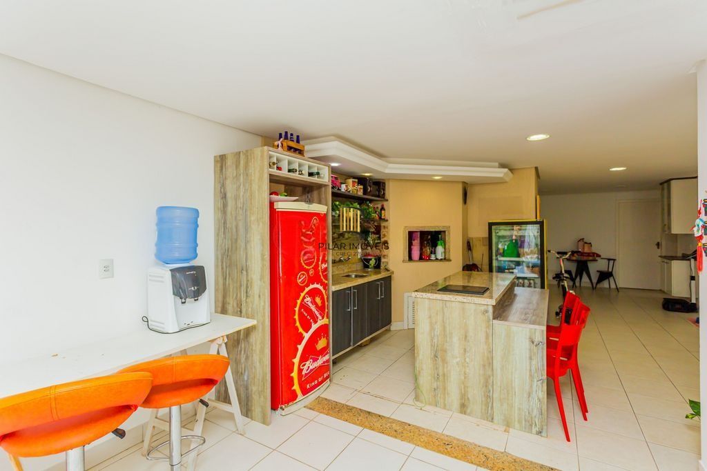 Casa em Condomínio com 3 dormitórios, suíte e 2 vagas cobertas.