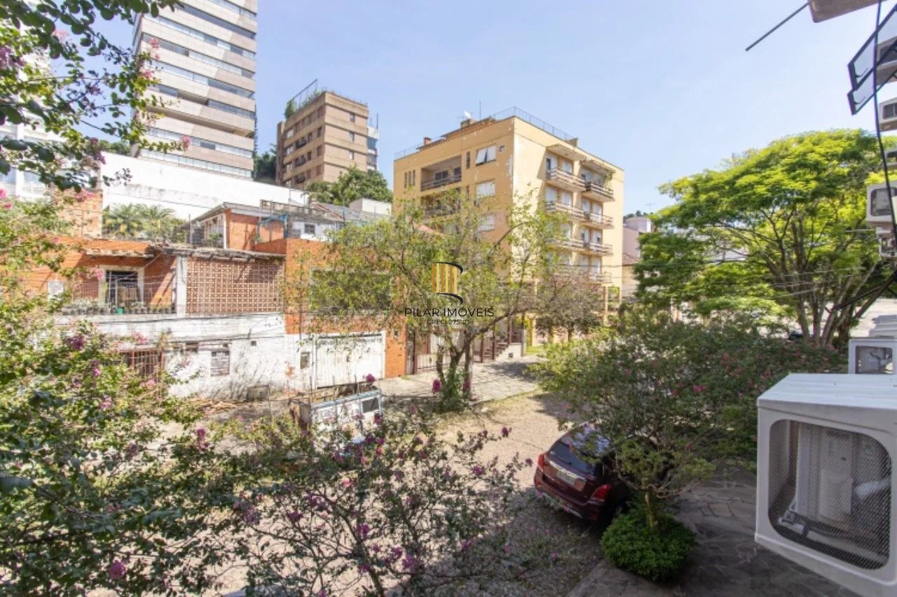 Apartamento com 3 dormitórios, 2 banheiros sociais e 2 vagas.