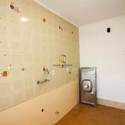 Apartamento com 2 dormitórios, banheiro auxiliar e 2 vagas cobertas.