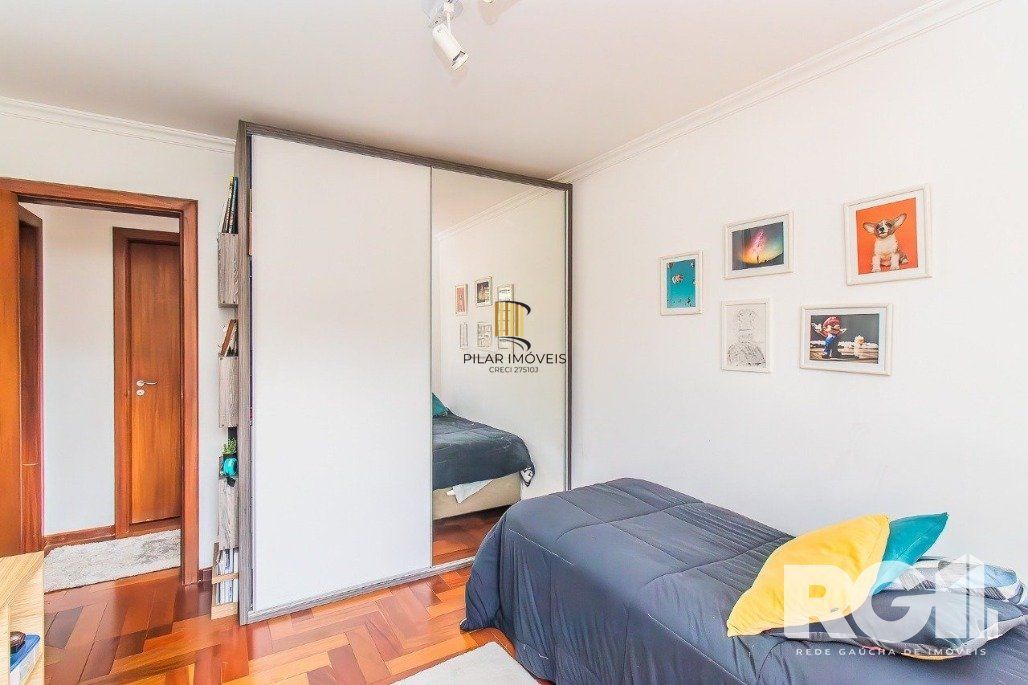 Casa espaçosa com 3 dormitórios, pátio com piscina e 4 vagas