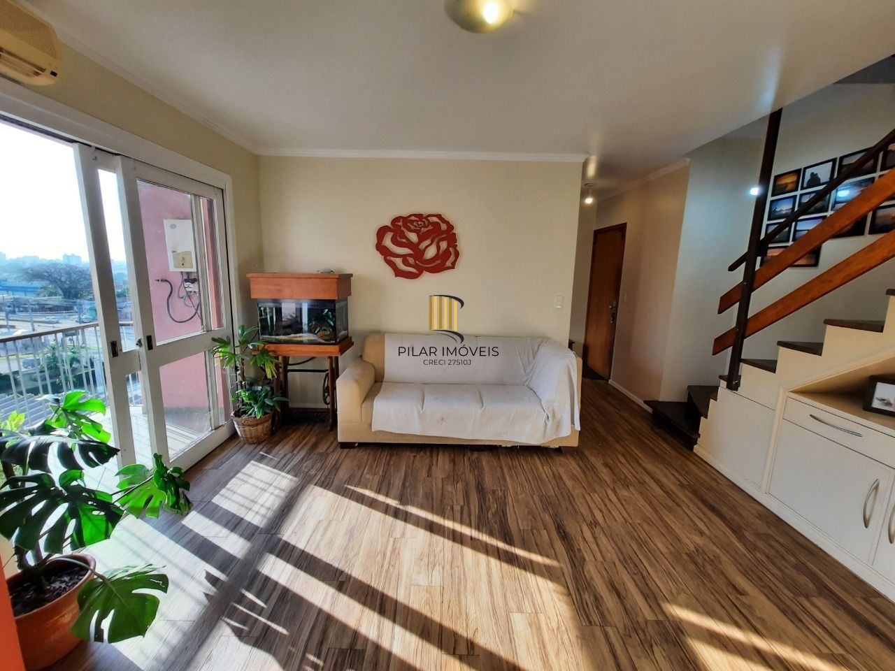 Cobertura com 3 dormitórios, suíte, piscina e churrasqueira.