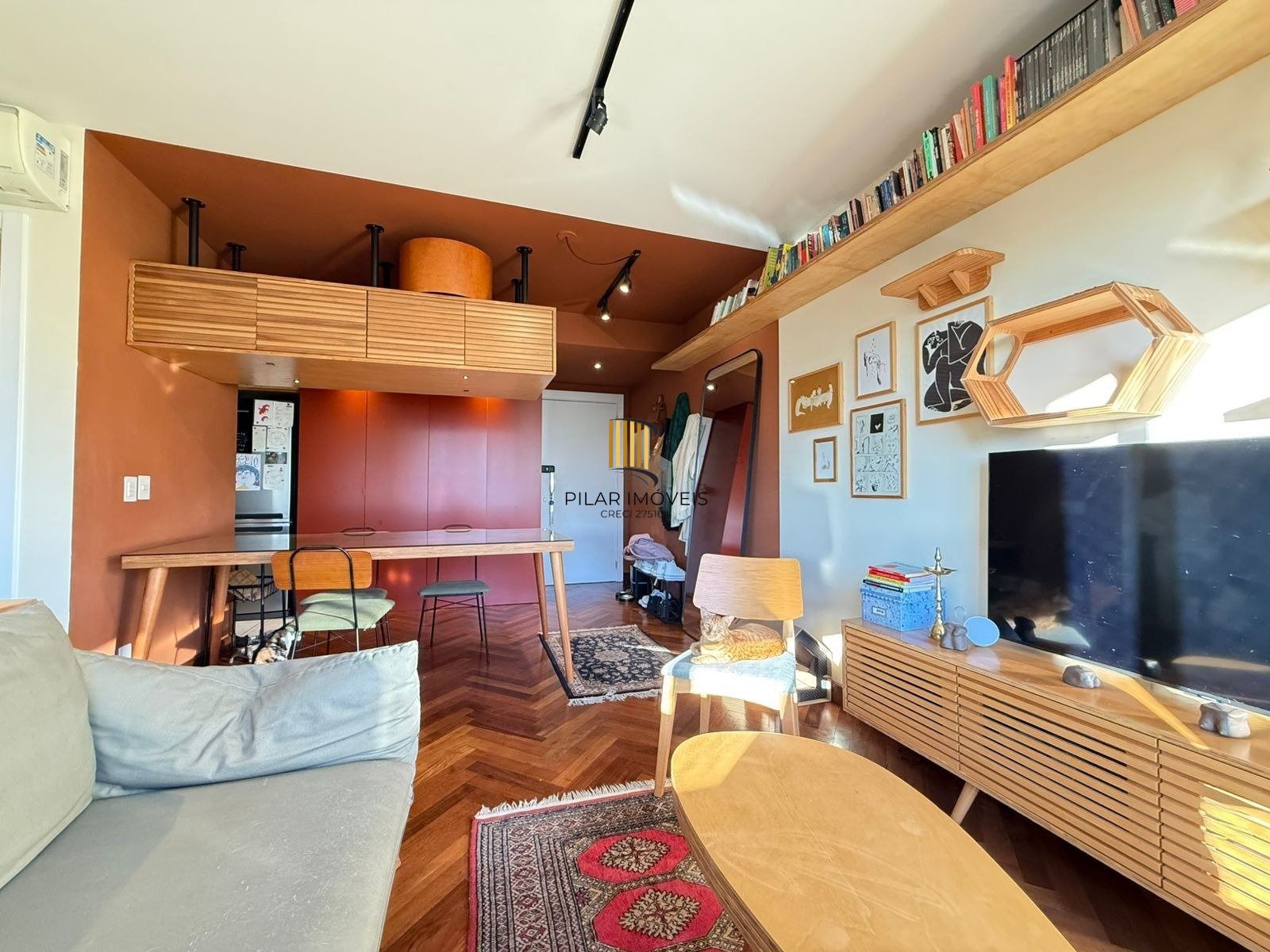 Apartamento com 2 dormitórios, suíte e churrasqueira.