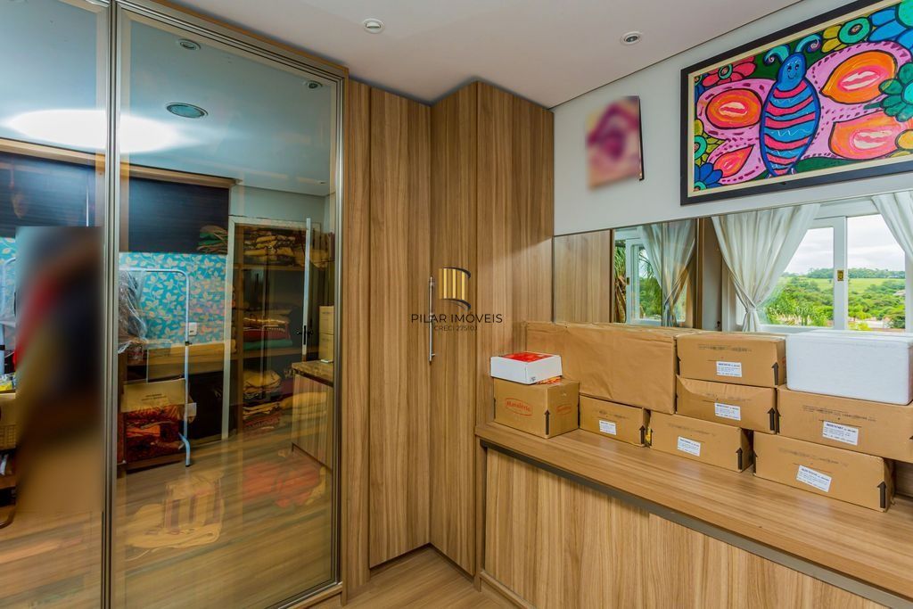Casa em Condomínio com 3 dormitórios, suíte e 2 vagas cobertas.
