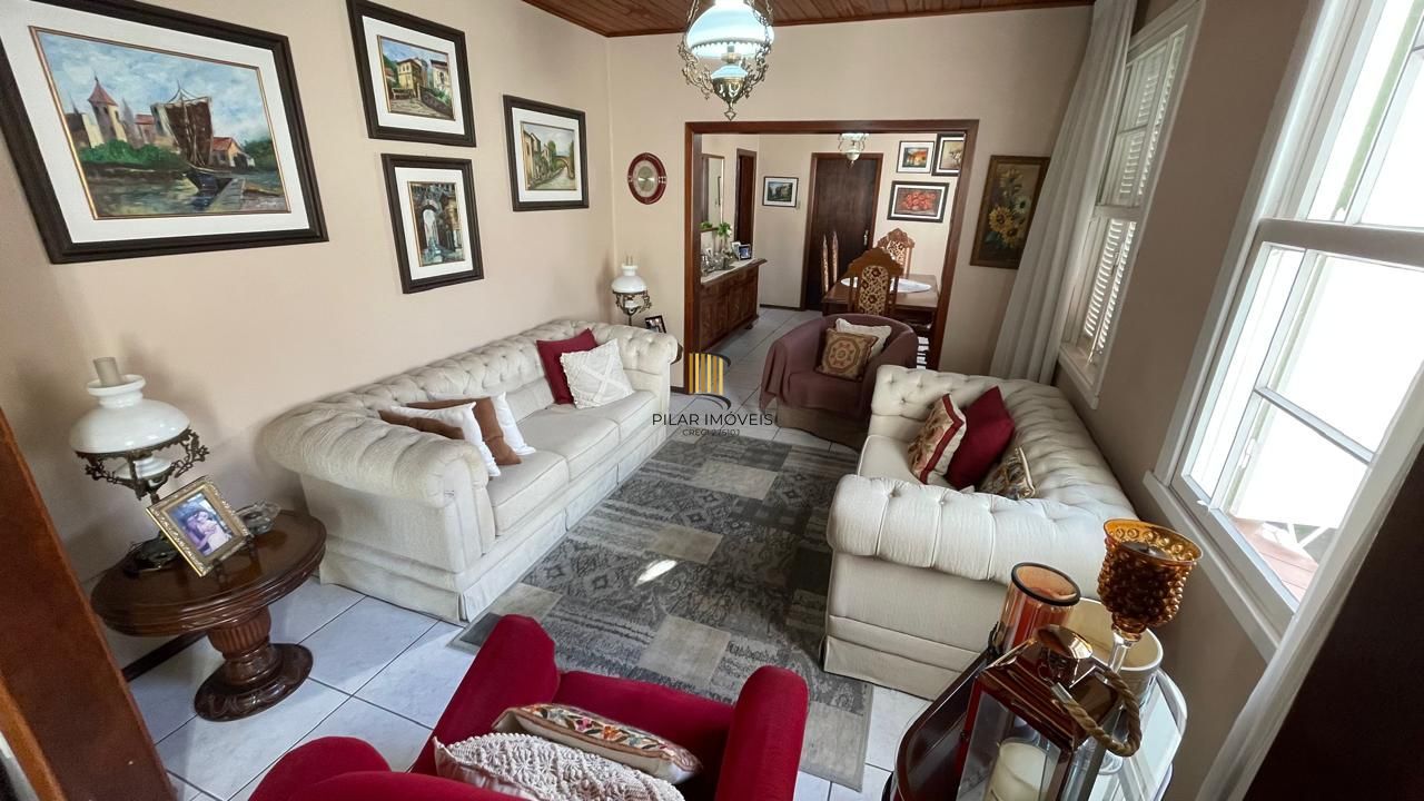Casa com pátio com 3 dormitórios, 2 banheiros e 4 vagas.