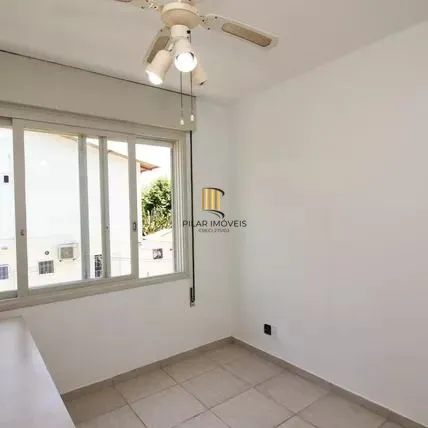 Apartamento com 2 dormitórios, banheiro auxiliar e 2 vagas cobertas.