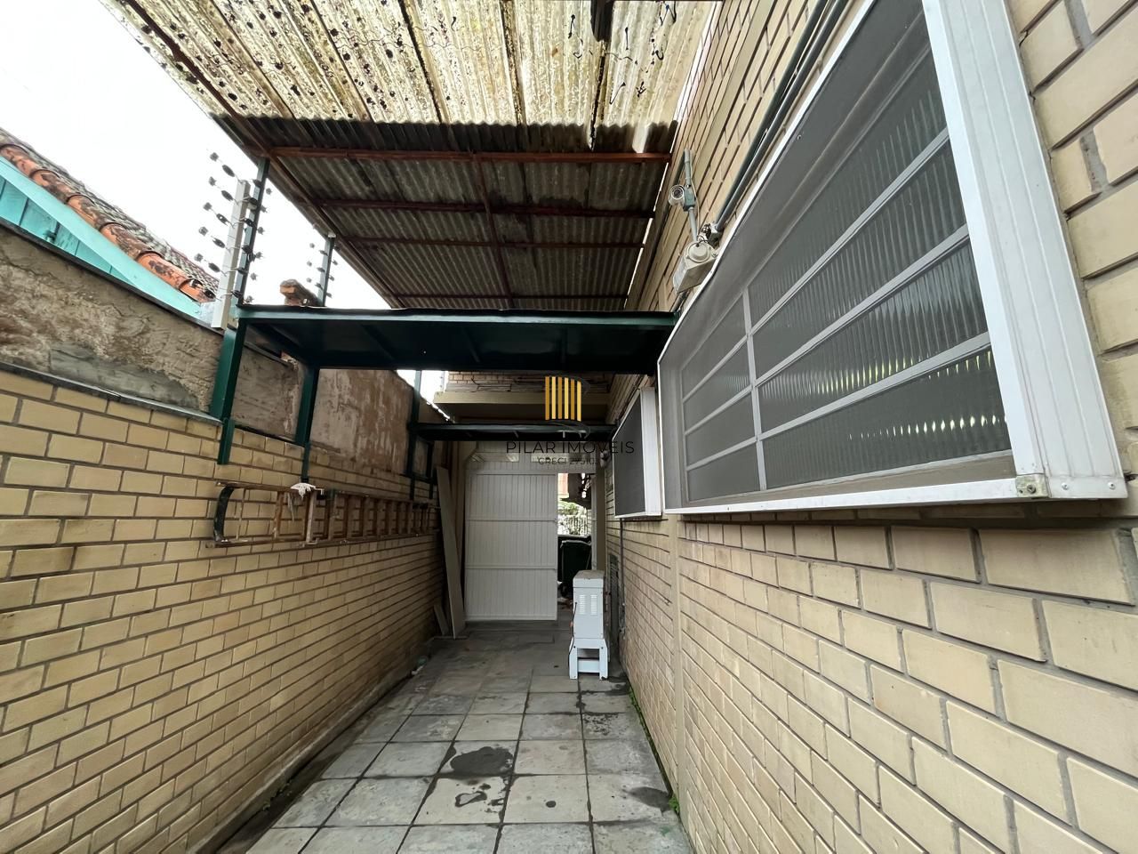 Prédio Comercial à venda com 5 salas, 400m², 6 vagas, Rua Laudelino Freire no bairro Sarandi em Porto Alegre
