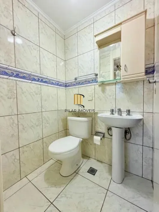 Apartamento com 3 dormitórios, sacada e churrasqueira.