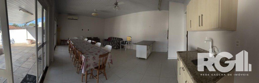 Casa reformada com pátio e espaço gourmet em frente à praça